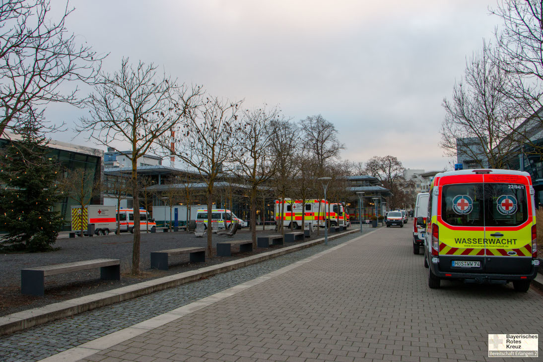 Die Fahrzeuge der Einsatzkräfte parken vor der Verpflegungsstelle.