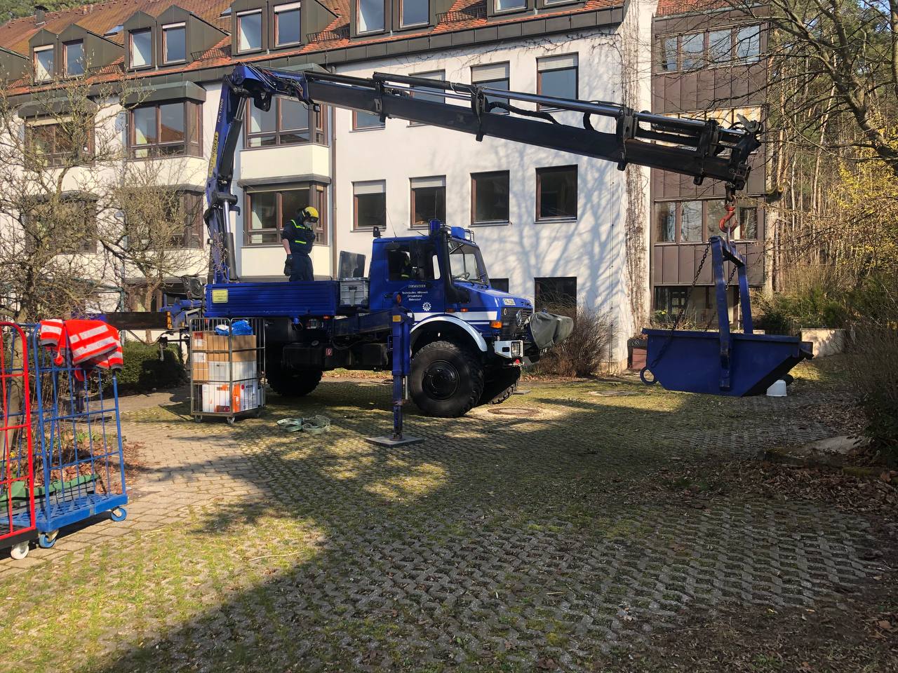 Der Unimog mit Ladekran des THW Baiersdorf