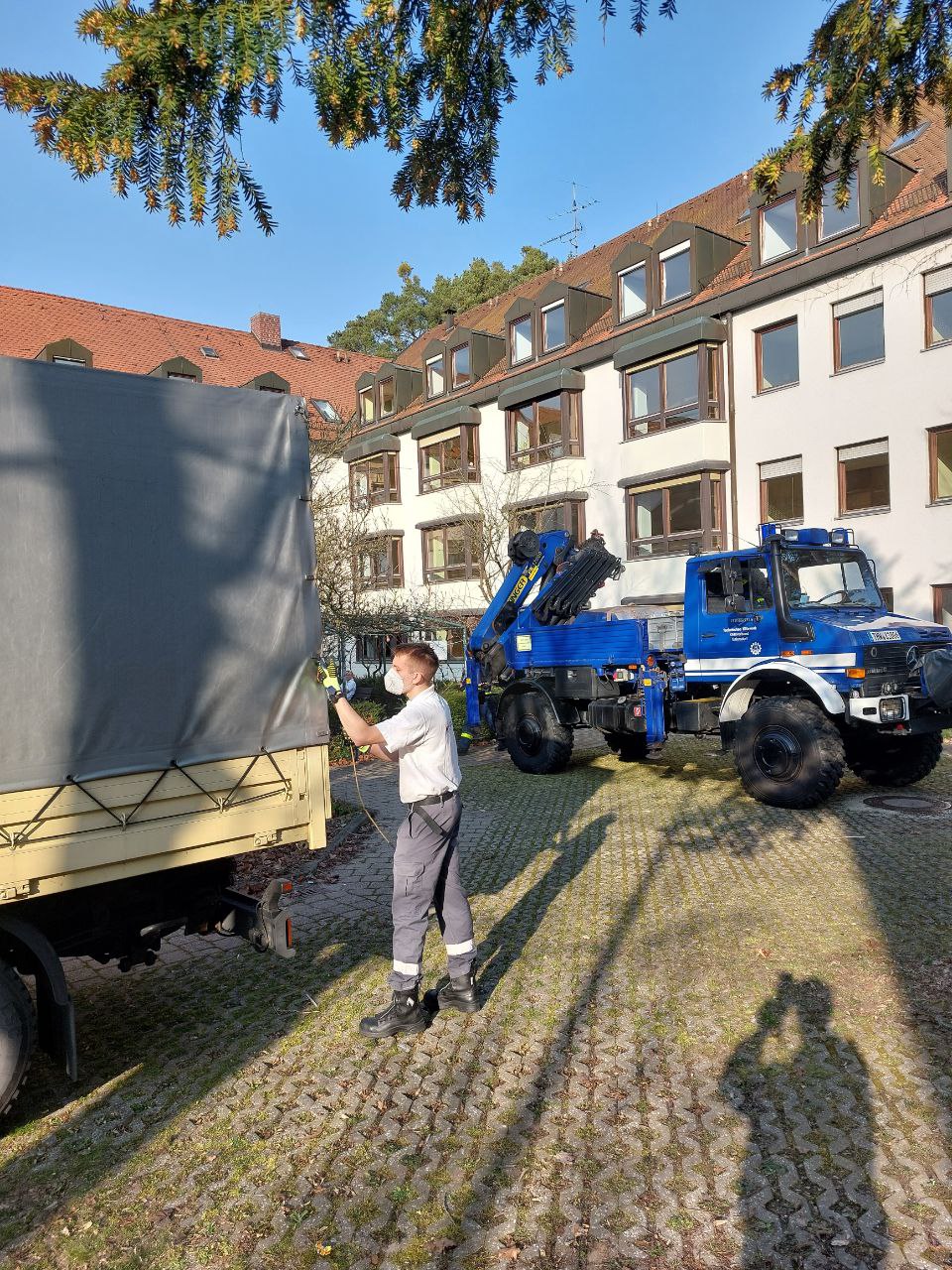 LKW und Unimog mit Ladekran.