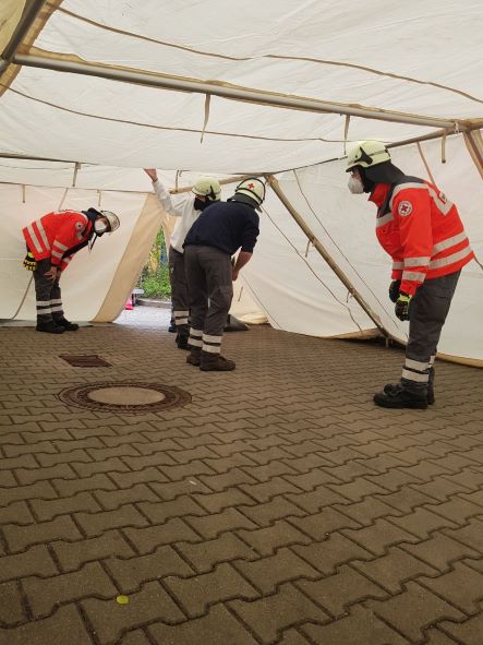 Das Stangengerüstzelt (SG) wird aufgebaut.