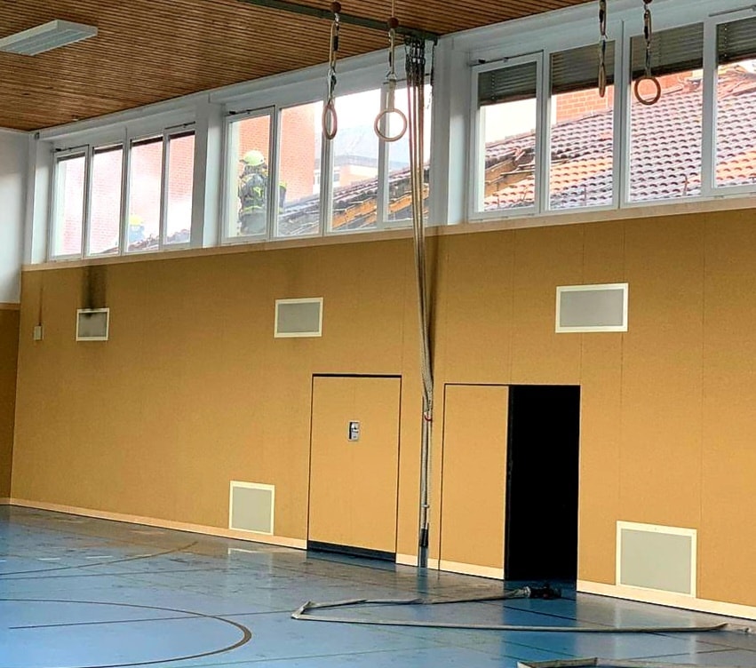 Die Turnhalle mit Sicht auf das beschädigte Hallendach