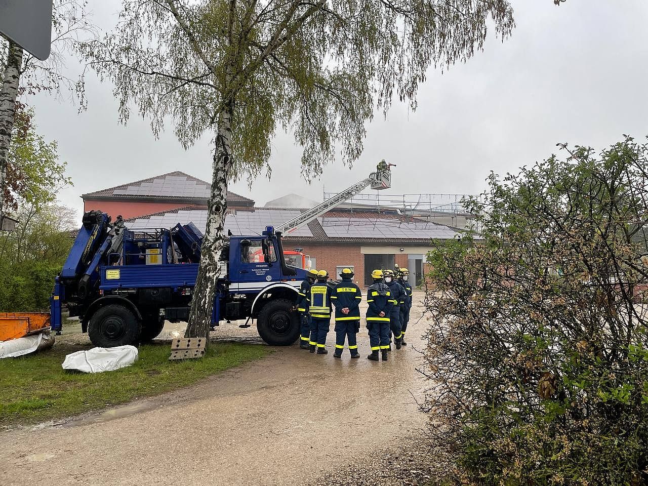 Das THW mit dem Unimog ebenfalls vor Ort