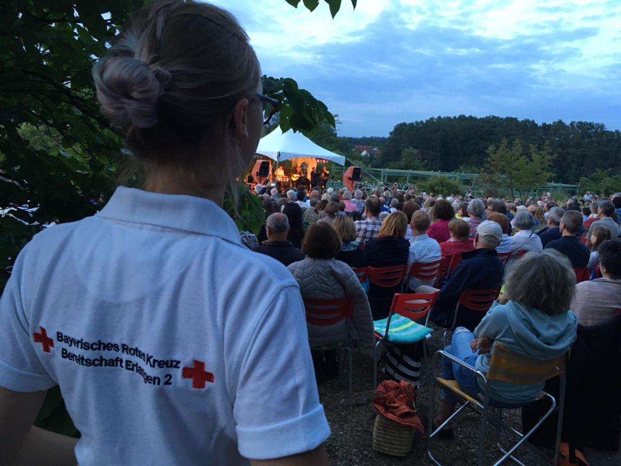 Sanitaetsdienst_2 Eine Sanitäterin beobachtet die Zuschauer eines Konzertes