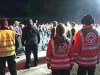 Zwei Sanitäter beim Sanitätsdienst einer Großveranstaltung