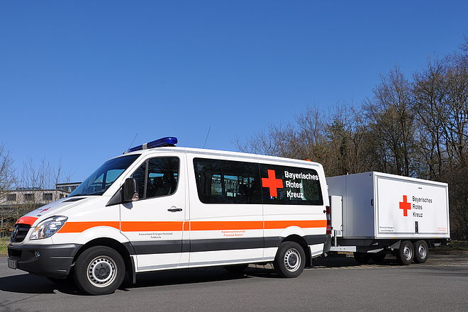 Mannschaftswagen mit Geräteanhänger Betreuungsdienst.