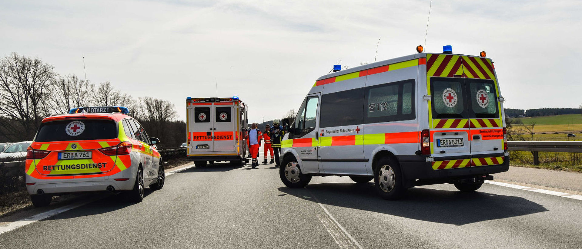 Die Helfer von Bereitschaft, Rettungsdienst und THW auf der Autobahn im Einsatz.