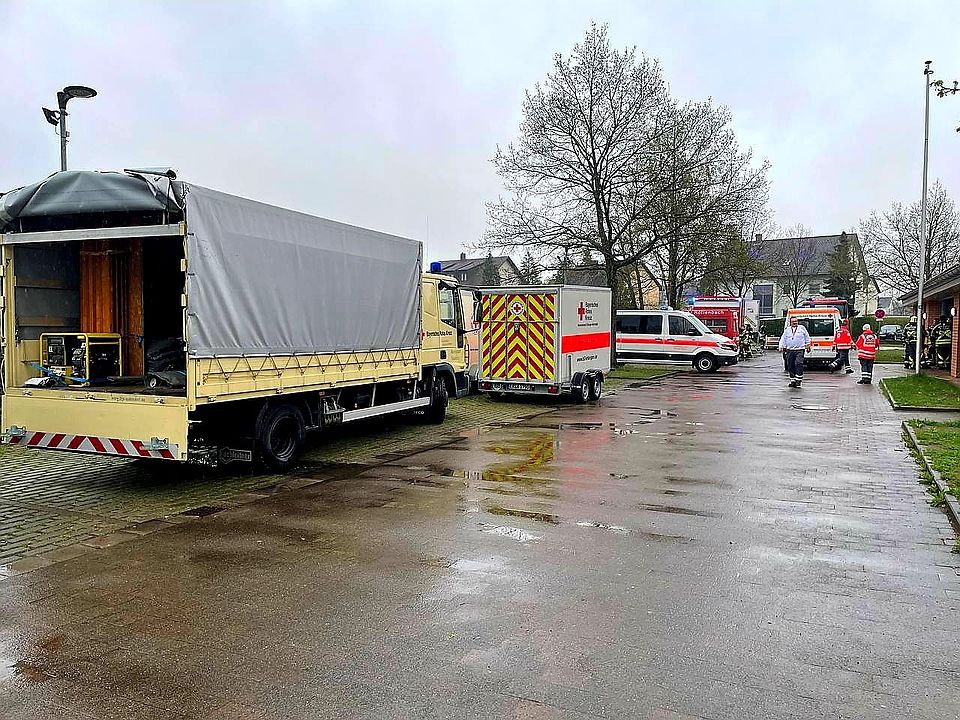 Einsatzfahrzeuge am Einsatzort