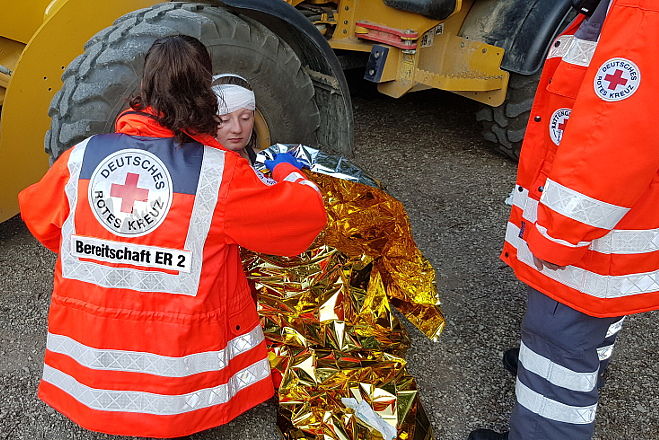 Sanitäter der Bereitschaft Erlangen 2 versorgen einen Verletzten bei einer Übung.