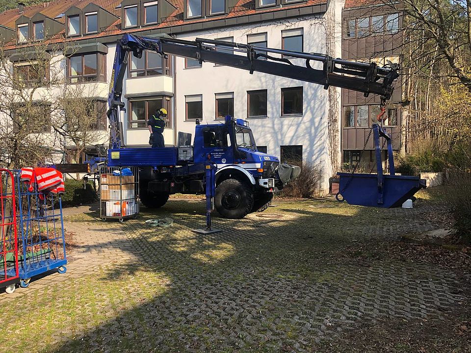 Der Unimog mit Ladekran des THW Baiersdorf