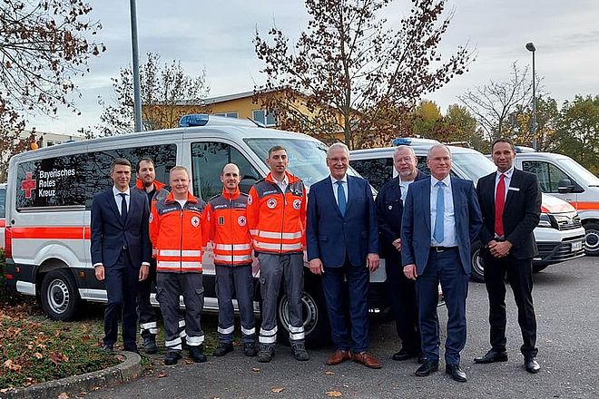 Politiker und Helfer der B2 vor dem übergebenen MTW